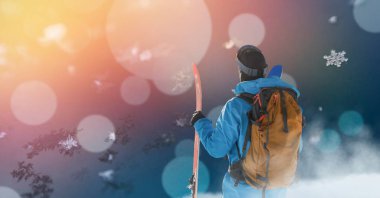 yamaç gökyüzü ile ayakta adam