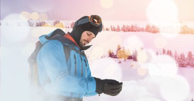 kayak pisti üzerinde duran adam