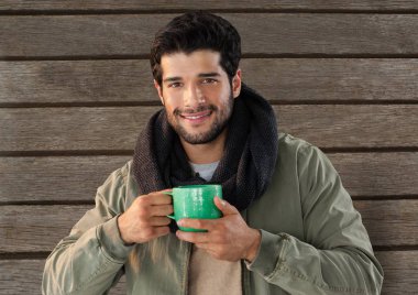 Adam ahşap sıcak eşarp ile karşı 