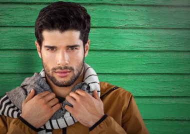 Adam ahşap sıcak eşarp ile karşı