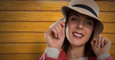 Kadın şapka ile ahşap karşı