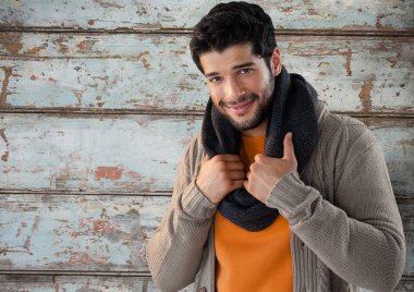 Adam ahşap sıcak eşarp ile karşı