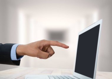 Laptop gösteren bir el