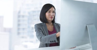 İş kadını ile bilgisayar masasında