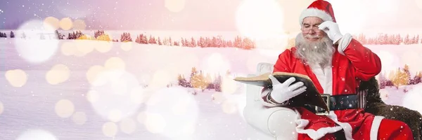 Santa czytanie książki — Zdjęcie stockowe