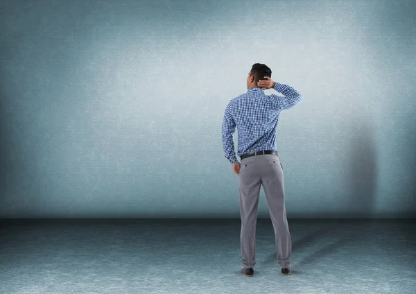 Empresario confundido mirando a la pared — Foto de Stock