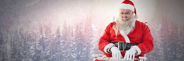 Santa claus att skriva på laptop — Stockfoto