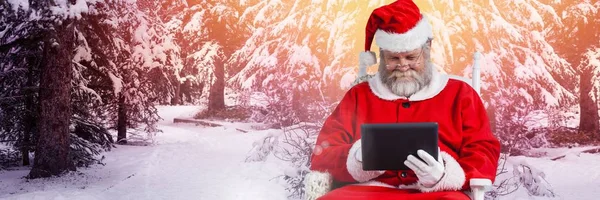 Santa tablet kullanma — Stok fotoğraf