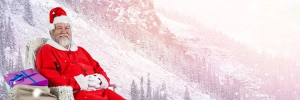 Papá Noel en invierno con regalos — Foto de Stock