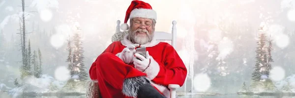 Santa przy użyciu telefonu — Zdjęcie stockowe