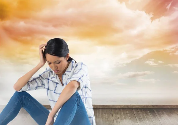 Mujer deprimida molesta sentada con nubes — Foto de Stock