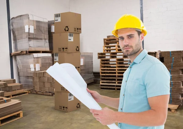 Homme avec des boîtes dans l'entrepôt — Photo