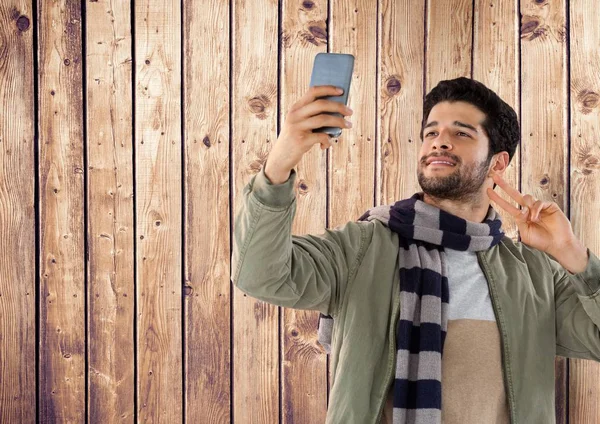 Man tegen hout met telefoon — Stockfoto