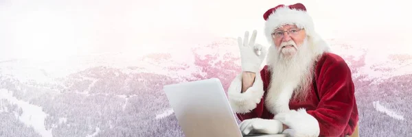 Weihnachtsmann mit Laptop — Stockfoto