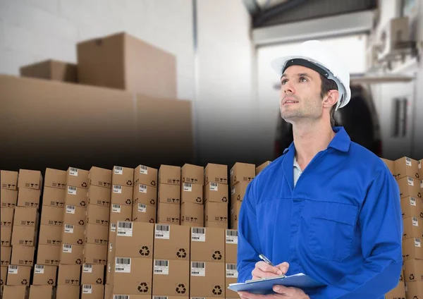 Mann mit Kisten im Lager — Stockfoto