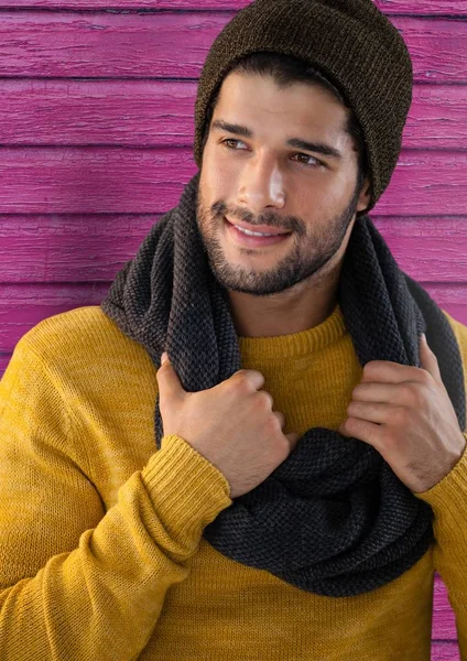 Uomo contro legno con sciarpa calda — Foto Stock