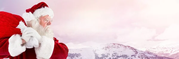 Санта-Клаус зимой с мешком — стоковое фото
