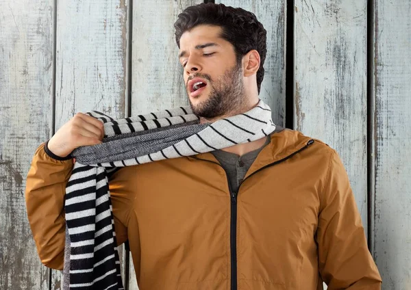 Mann gegen Holz mit warmem Schal — Stockfoto