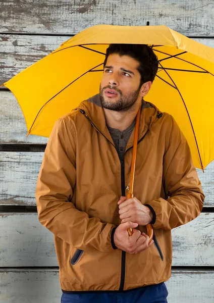 Man tegen hout met paraplu — Stockfoto