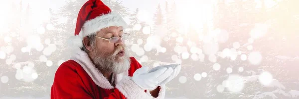 Santa blåser snö på händerna — Stockfoto