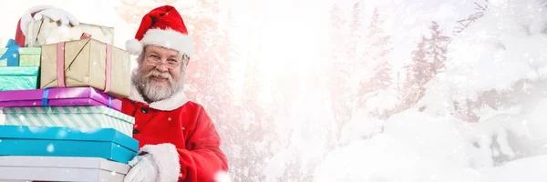 Санта держит подарки — стоковое фото