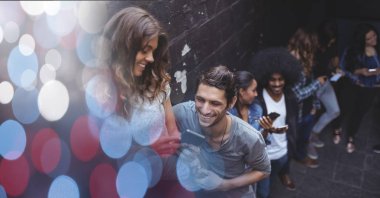 İnsanlar geçiş ile konserde