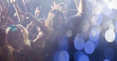 İnsanlar geçiş ile konserde