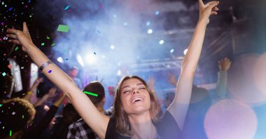 İnsanlar geçiş ile konserde