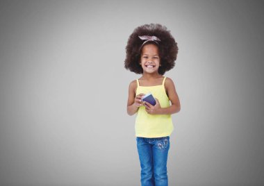 Kız gri bir arka plana dayanır  