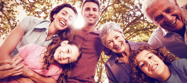 Familia feliz sonriendo en el parque — Foto de Stock