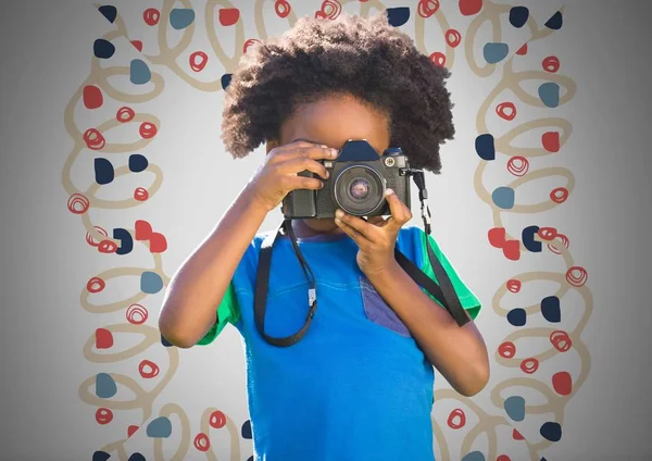 Chłopiec z aparatu i kolorowy wzór — Zdjęcie stockowe