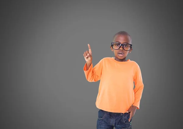 Хлопчик в окулярах вказує вгору — стокове фото
