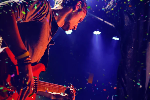 Guitarrista tocando guitarra no palco — Fotografia de Stock