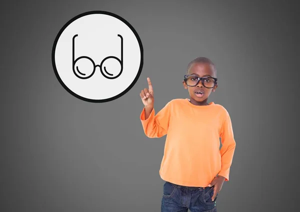 Хлопчик в окулярах вказує вгору — стокове фото