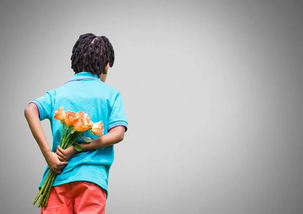 Rapaz com um monte de flores atrás das costas — Fotografia de Stock