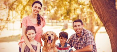 Aile ile köpek park güneşli