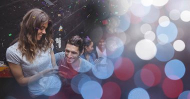 İnsanlar geçiş ile konserde