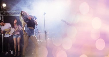 konserde şarkı söyleyen kız 