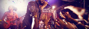 gece kulübünde sahnede performans şarkıcı