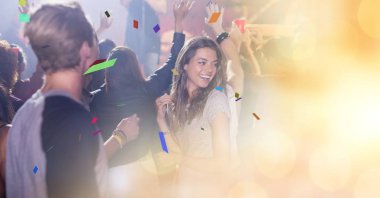 İnsanlar geçiş ile konserde