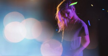 geçiş konserinde kız