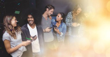 İnsanlar geçiş ile konserde