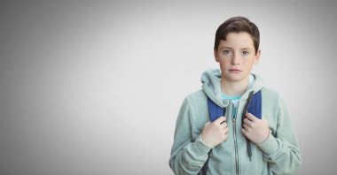 Çocuğa karşı bir çanta gri arka plan