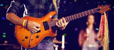 gece kulübünde gerçekleştirme gitarist