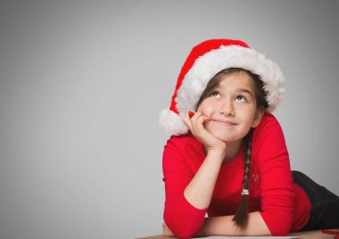 Kız gri bir arka plana dayanır  