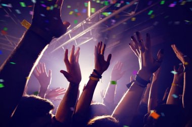 İnsanlar konserde dans ediyor.