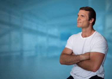  Adam mavi arka plan ile düşünme