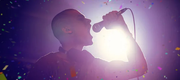 Sängerin tritt in beleuchtetem Nachtclub auf — Stockfoto