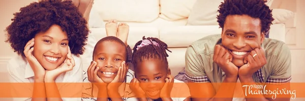 Familia feliz tendida en el suelo — Foto de Stock