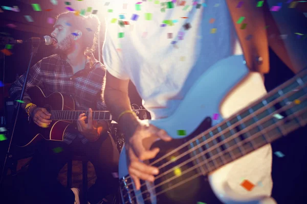 Guitarristas se apresentando no palco — Fotografia de Stock